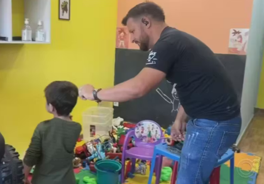 Cabeleireiro corta cabelo de crianças autistas de forma gratuita; filho é a inspiração